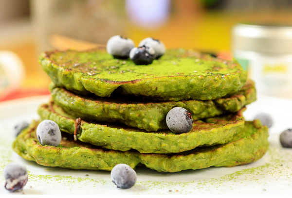 How to Make Banana Spinach Matcha Pancakes - Junbi